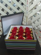 Imagen de CAJA DE 12 ROSAS CON CHOCOLATES