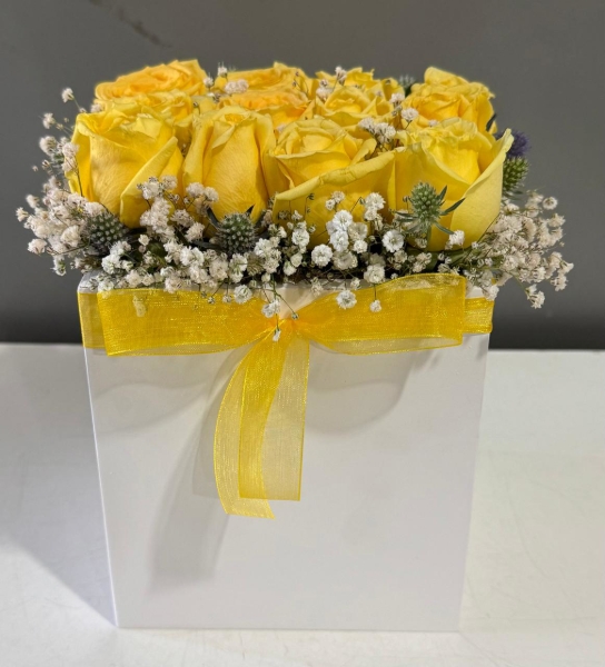 Imagen de CAJA DE 12 ROSAS AMARILLAS